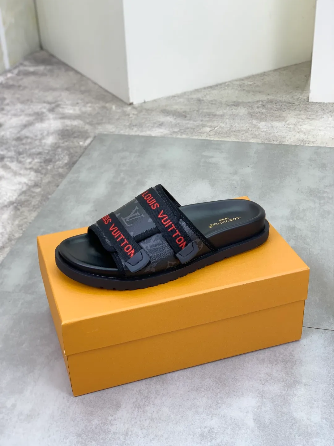 Men's shoes 💰P320💰【New style】🆘 Original quality 【LOUIS VUITTON】The popular Louis Vuitton LV men's slippers on the official website are on sale simultaneously! Original fabric imported from Italy, original factory special supply, code number: 38-44 (45 customized), many colors available